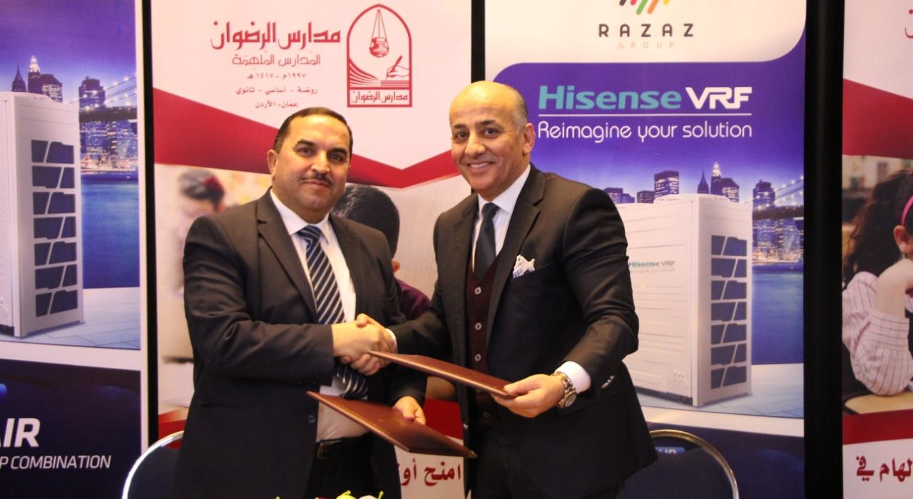صورة أثناء تبادل النسخ الموقعة من الاتفاقية
